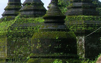 Right portion of Ratana Pon Pagoda.
